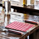 Tork piros kockás éttermi szalvéta 33x33 cm 1/4 hajtás 400 lapos kiszerelés vendéglátóknak